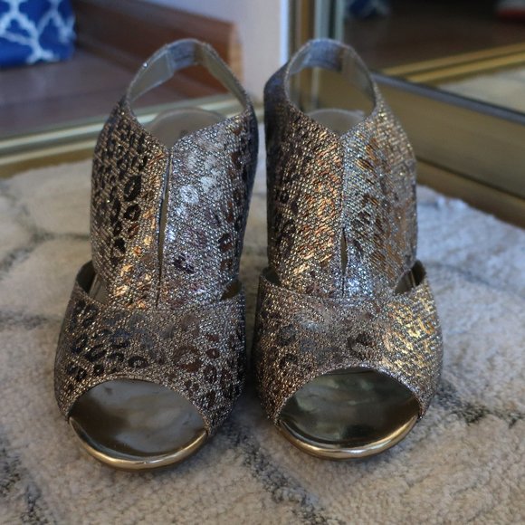 Bandolino Gold Slingback Heels - Picture 2 of 8